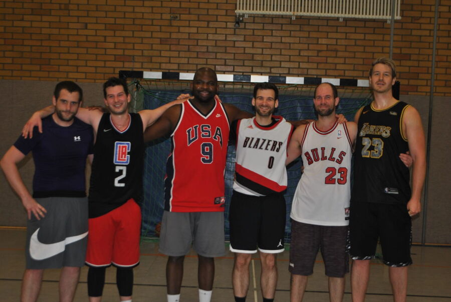 Basketballer nach dem Spiel gemeinsam in der Halle