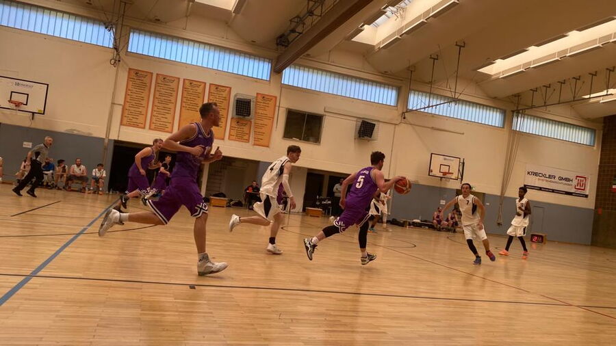 Basketballspiel in der Halle, Angriff zum Korb