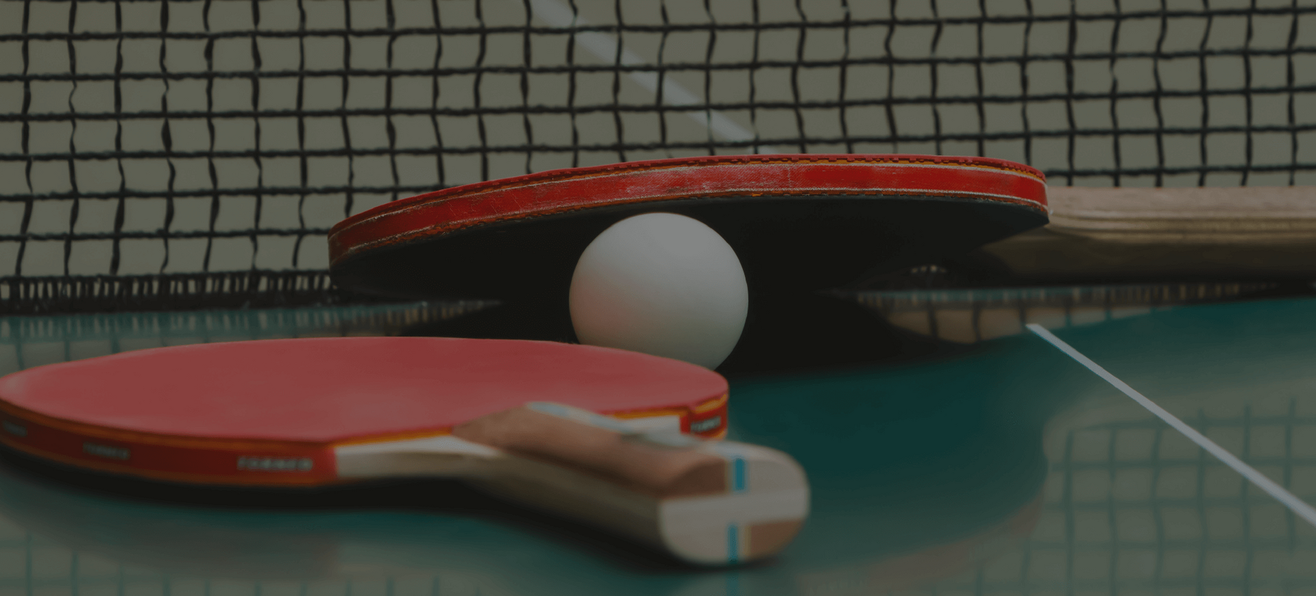 Tischtennisschläger und Ball am Netz
