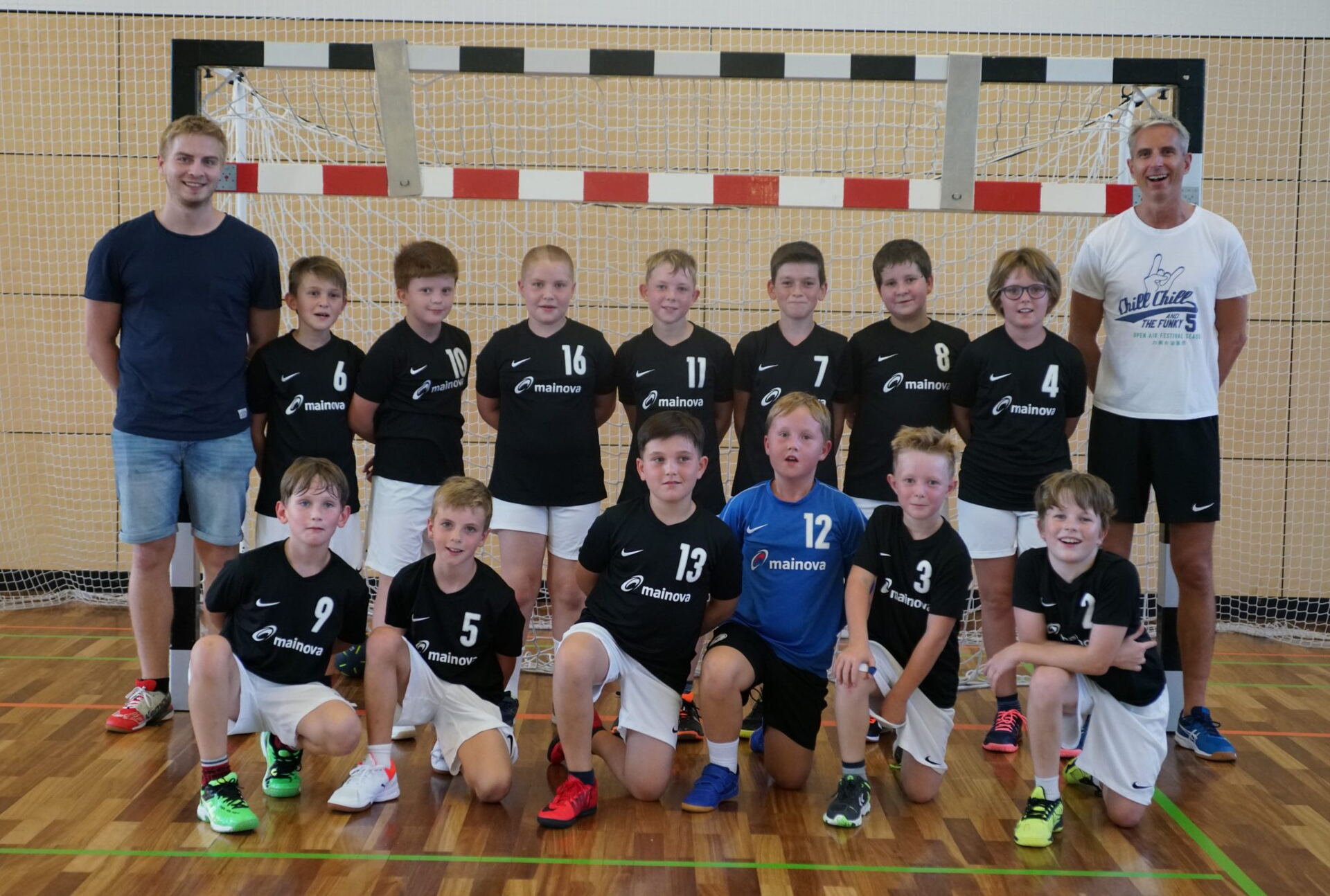 Handball-Jugendmannschaft mit Trainern