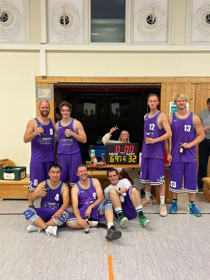 Basketball-Team in lila Trikots in der Halle